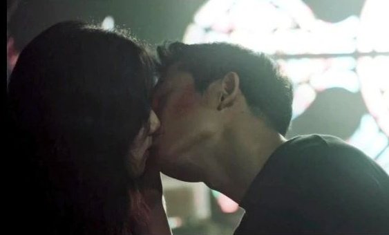 Kiss sahnesini izlerken muhtemelen lisa jdjdndnxn ;