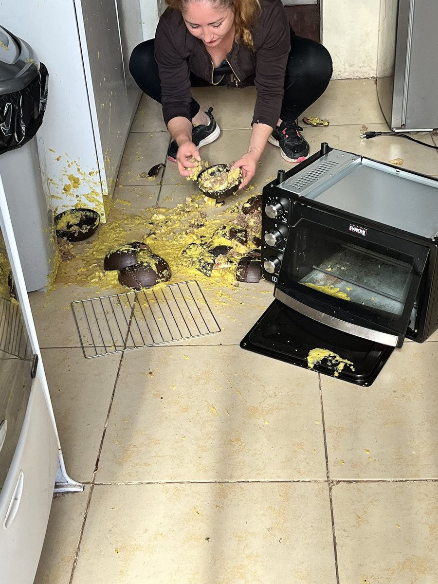 Les cuento algo triste? Hicimos pastel de choclo y un mal movimiento y todo se cayooooooo ctm 😭😮‍💨aquí estamos haciendo fideos jajajajajja