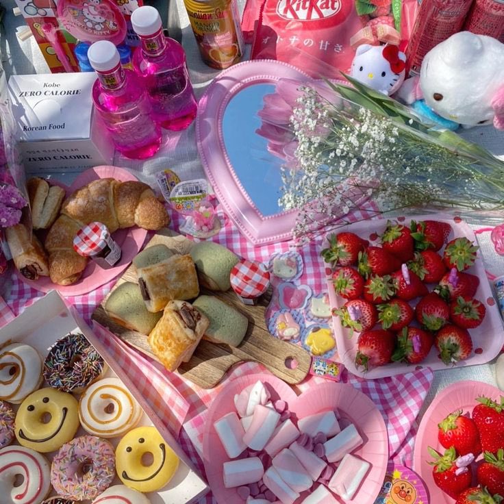 seokuva's tweet photo. the perfect strawberry picnic 🍓🎀 🧺 https://t.co/b3lOO6piMC