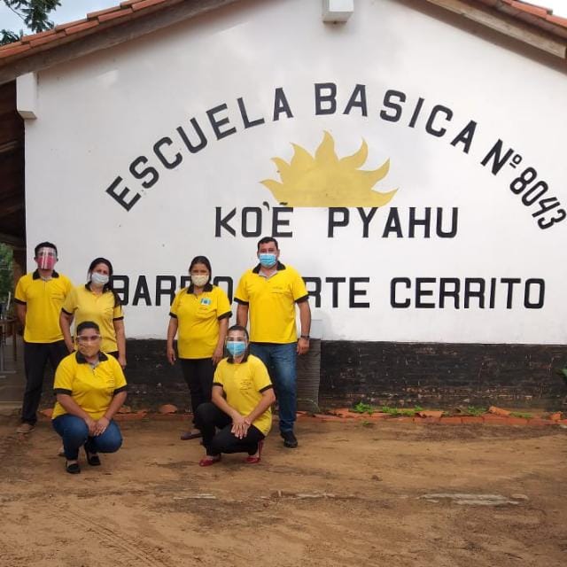 NeembucuEduc's tweet photo. #kitescolar ✏️📒🇳🇱
#domingo 
Entrega en la Escuela Básica Número 8043 "Ko'ē Pyahu" del barrio Norte Cerrito. 
Construyendo juntos la educación que soñamos 🇵🇾
@MECpy
@VctorMa23266807 
@Sosa71S https://t.co/6VKEtrDdCq