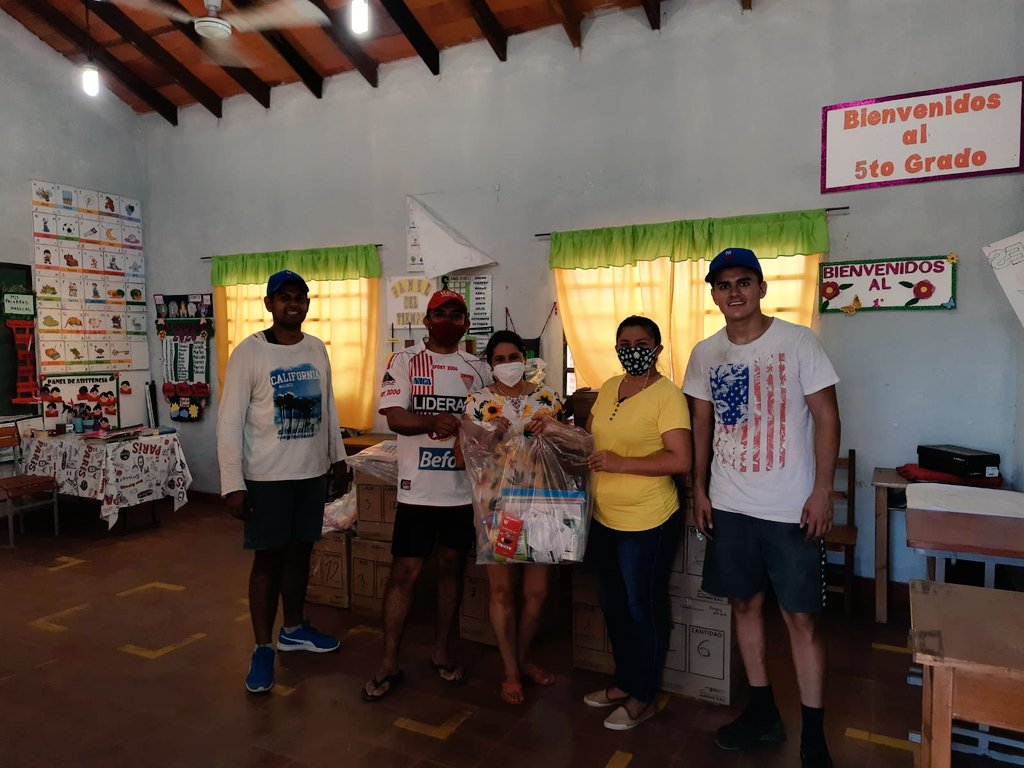 NeembucuEduc's tweet photo. #kitescolar ✏️📒🇳🇱
#domingo 
Entrega en la Escuela Básica Número 8043 "Ko'ē Pyahu" del barrio Norte Cerrito. 
Construyendo juntos la educación que soñamos 🇵🇾
@MECpy
@VctorMa23266807 
@Sosa71S https://t.co/6VKEtrDdCq