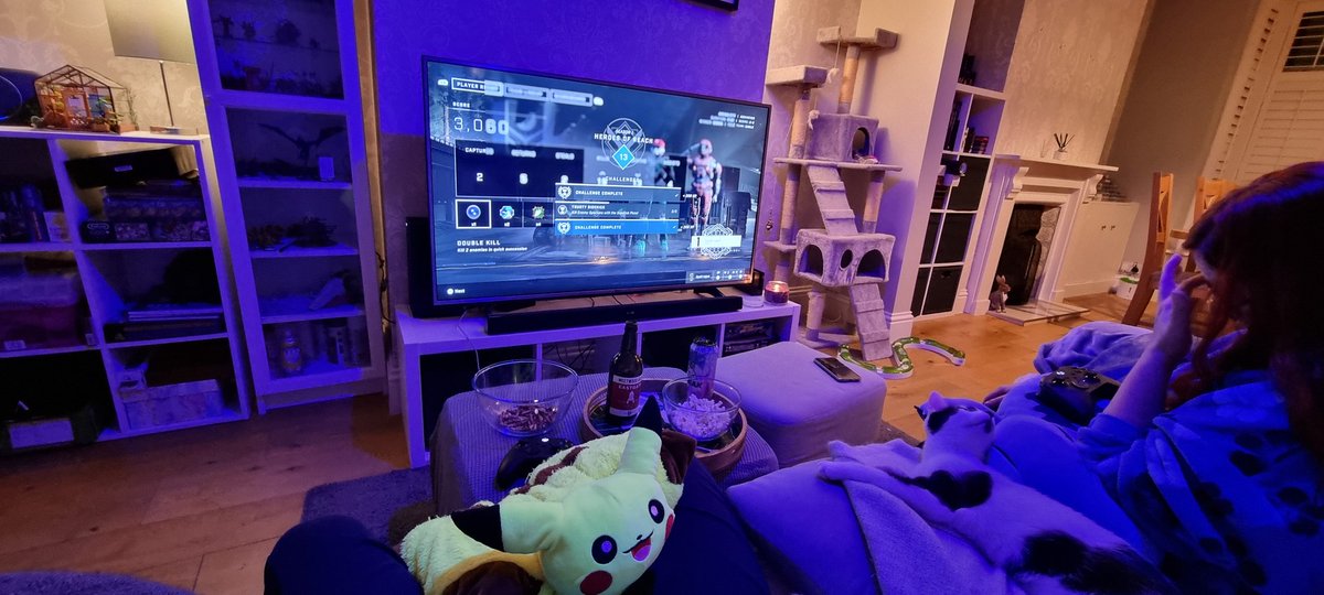 Spent our Sunday playing #HaloInfinitemultiplayer splitscreen with snacks and cats like the good old days.