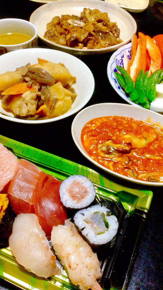昨日の夕飯 のお寿司 生牡蠣のコチュジャン和え 牛焼肉炒め 肉じゃが バーニャカウダ お寿司🍣美味しい😊