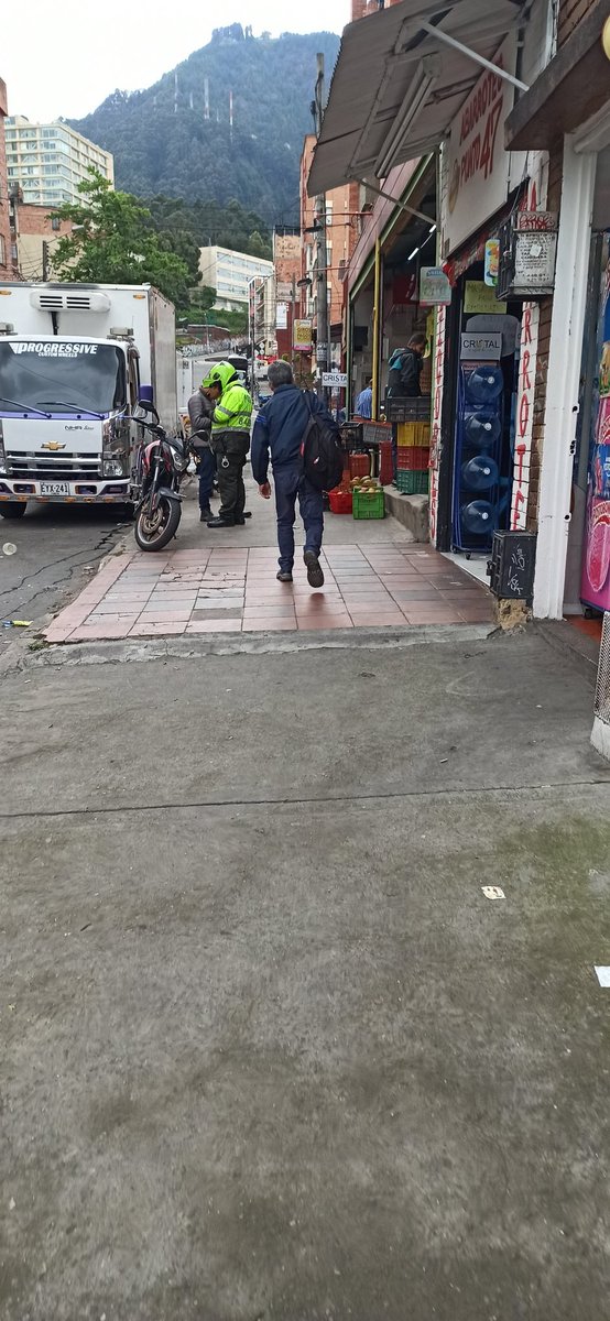ViziondCiudad's tweet image. Frente a la invasión descarada de los @AndenesBogota @AndenParaPeaton la @SectorMovilidad son CÓMPLICES por omisión y negligencia en conjunto con la @PoliciaBogota, a quienes para nada les interesa lo que suceda en ellas (tierra de nadie) 
Incluyendo a la des-@DadepBogota