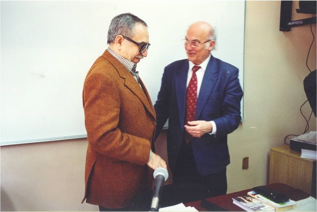 CentroGabo's tweet photo. ¿Quién acompaña a #GabrielGarcíaMárquez en esta imagen? 

Te damos algunos datos que te podrían ayudar a dar con la respuesta: la foto la tomaron en marzo de 2001 en Ciudad de México, 🇲🇽, durante un taller que ambos impartieron. https://t.co/zQozCRmvRs