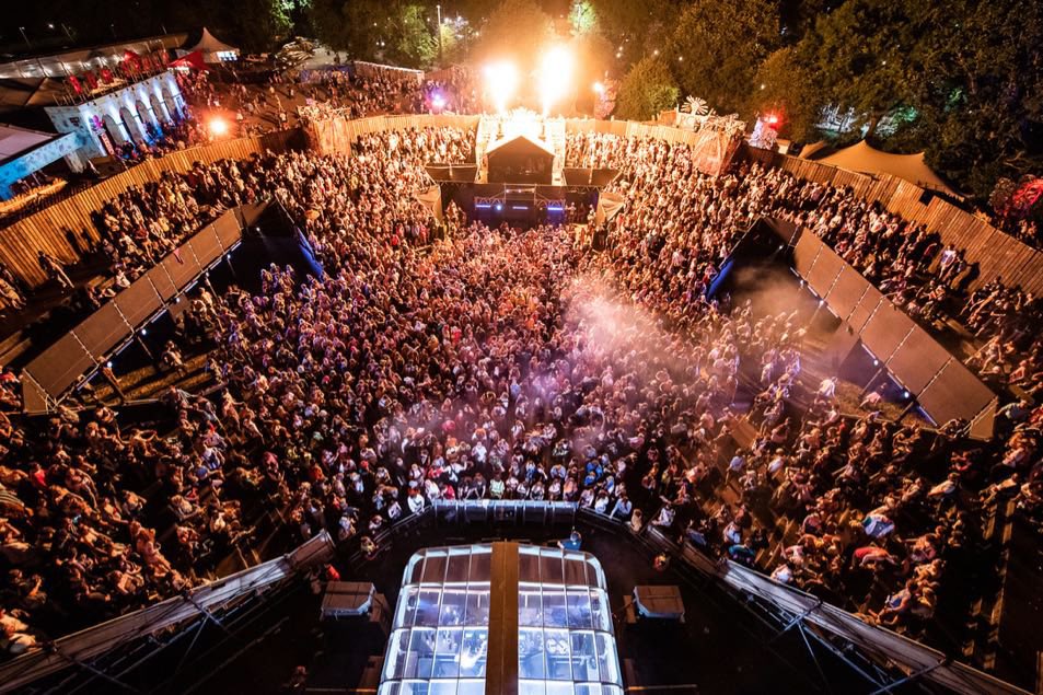 glastobation's tweet photo. Night time Glastonbury 2019

All photos taken on one single evening (Thursday)

Mind blowing 🤯🔥

https://t.co/Ig7sWyMKPT

#Glastonbury #Glasto https://t.co/WAvjOoeeze