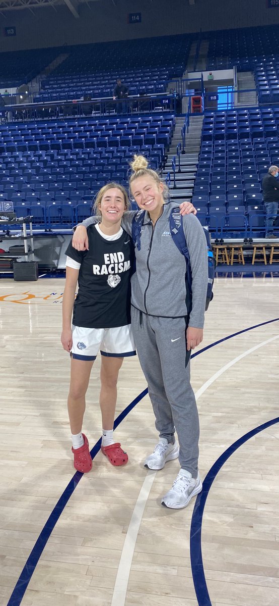 paulajneub's tweet photo. Different teams now but always teammates! 💙 @HRHS_Wbb @USDwbb @ZagWBB @CBC_bball_club @Kneubert44 @payton_muma https://t.co/Py970W3AOE