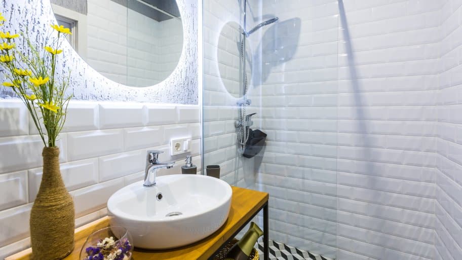 AlexisNassif's tweet photo. Here's how to make a big impression with your small space. #remodel #homeimprovement  https://t.co/VdtBkZPDkF https://t.co/wXVhQ3jShR