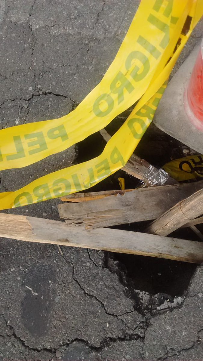 lizlimatc's tweet photo. Peligro inminente en las calle Nicolás Cortez, Barrio #lavicentina @San_PedroPablo , no hay respuesta por parte de las autoridades @MunicipioQuito @LassoGuillermo los alcantarillados son antiguos y provocan hundimiento en San Pedro y San Pablo @QuitoVicentina https://t.co/pZ2S29eZKY