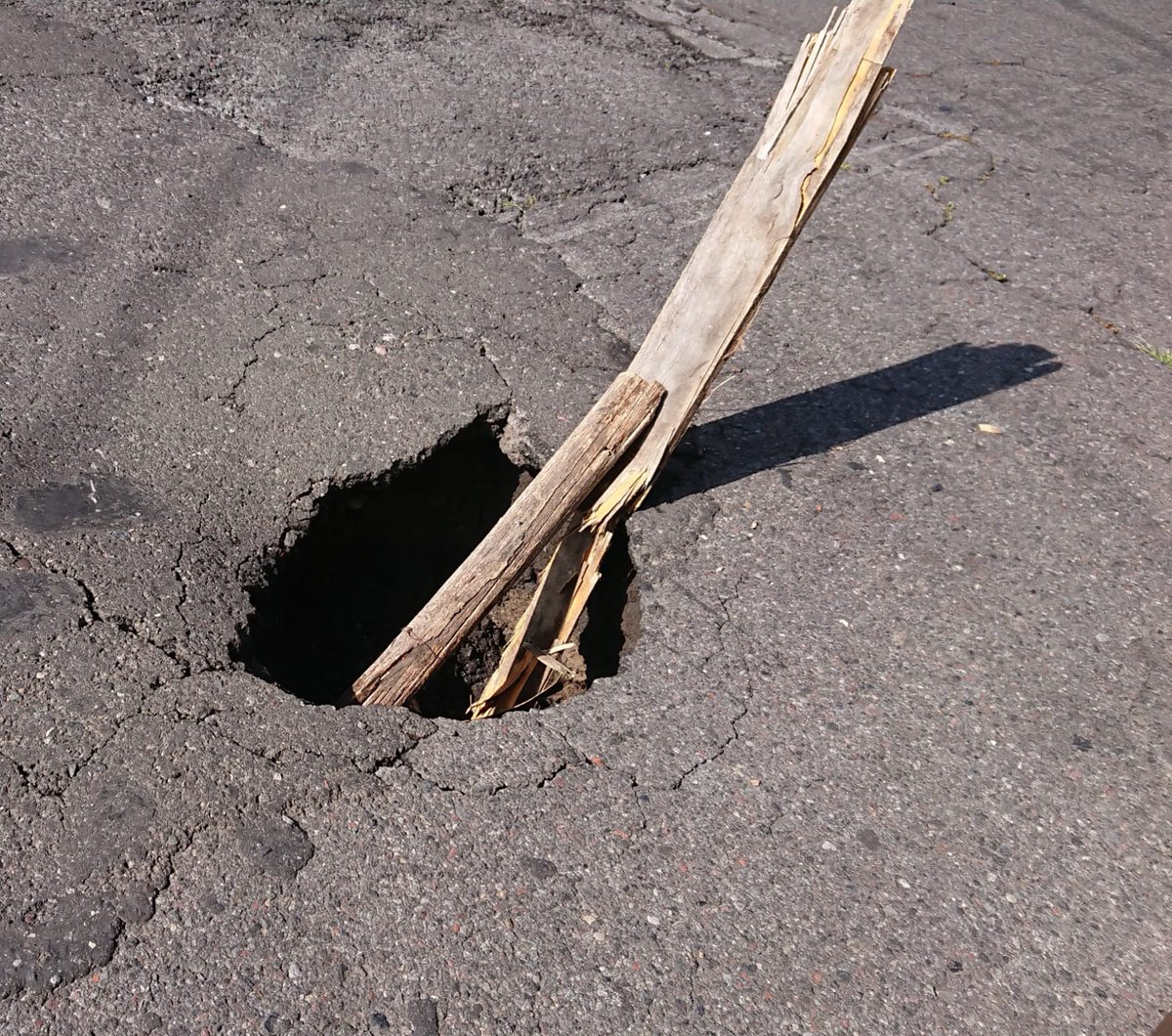 lizlimatc's tweet photo. Peligro inminente en las calle Nicolás Cortez, Barrio #lavicentina @San_PedroPablo , no hay respuesta por parte de las autoridades @MunicipioQuito @LassoGuillermo los alcantarillados son antiguos y provocan hundimiento en San Pedro y San Pablo @QuitoVicentina https://t.co/pZ2S29eZKY