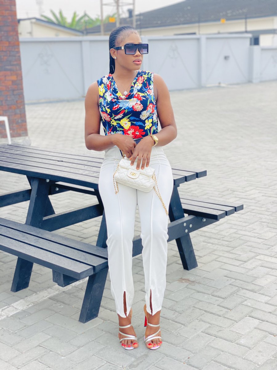 Dadeola4's tweet photo. If you Quit in Everything, You will Never Win in Anything
🌺🌺🌺 https://t.co/9IFXeaUak1