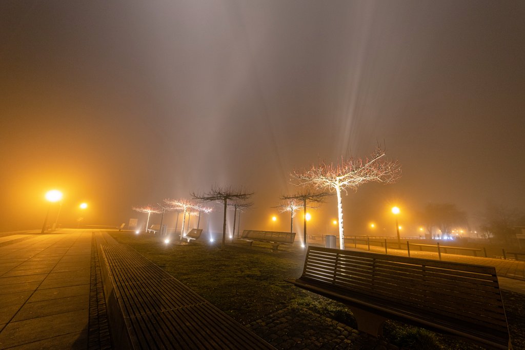 JensBenderMusic's tweet photo. #Nebel am Rhein, Freitagabend. Manchmal sieht #Lichtverschmutzung doch ganz nett aus. 😅 https://t.co/9l42mBMpqU