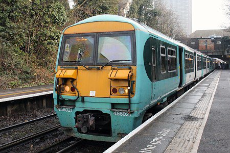SimonZev's tweet image. I more fondly remember them on lonely South London Line services in #NetworkSouthEast❤️💙🤍 livery &amp;amp; their times in Connex &amp;amp; Southern before switching to SWT

#Class456 #AFaceOnlyAMotherCouldLove 

Photos: SREMGx2 &amp;amp; Southern Electric Group