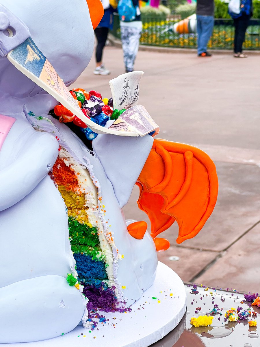 My incredibly talented friend <a href="/JillycakesBakes/">Jillycakes Orlando</a> made a #Figment Popcorn Bucket cake! It had the strap and rainbow popcorn AND it was rainbow cake on the inside!! 🌈 Just wow!