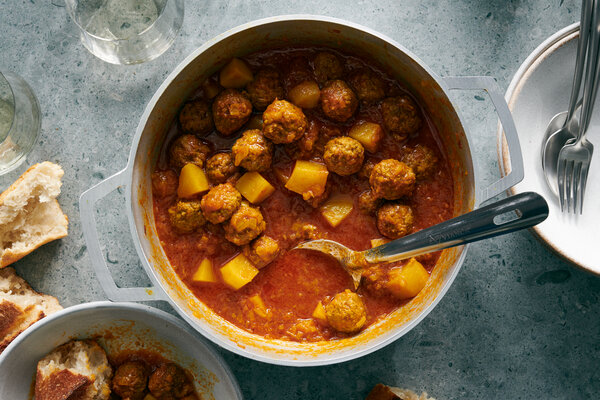 DiningCooking's tweet photo. Kalleh Gonjeshki (#Meatballs and Potatoes)Β
#GroundBeef #GroundLamb #MainCourse #Potato #TomatoPaste
https://t.co/qeUlFNSHe3 https://t.co/4vAnDhMBBH