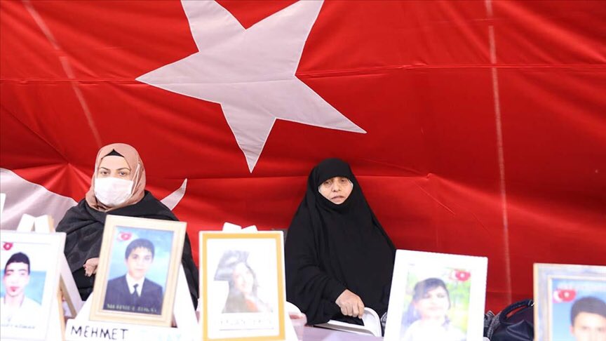 Dağa kaçırılan çocukları için HDP il binası önünde oturma eylemi yapan Diyarbakır annelerinin 3 Eylül 2019'da başlattığı oturma eylemi 867'nci gününde de devam ediyor. Tek istekleri evlatlarına kavuşmak istemeleri.