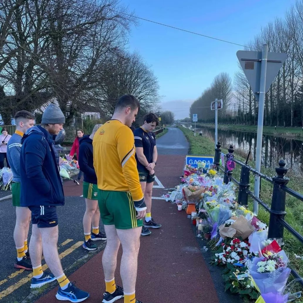 buff_egan's tweet photo. A touch of Class by the Antrim hurlers paying their Respect to Aisling Murphy before their game with Offally in Tullamore today https://t.co/HELDDPQYBg
