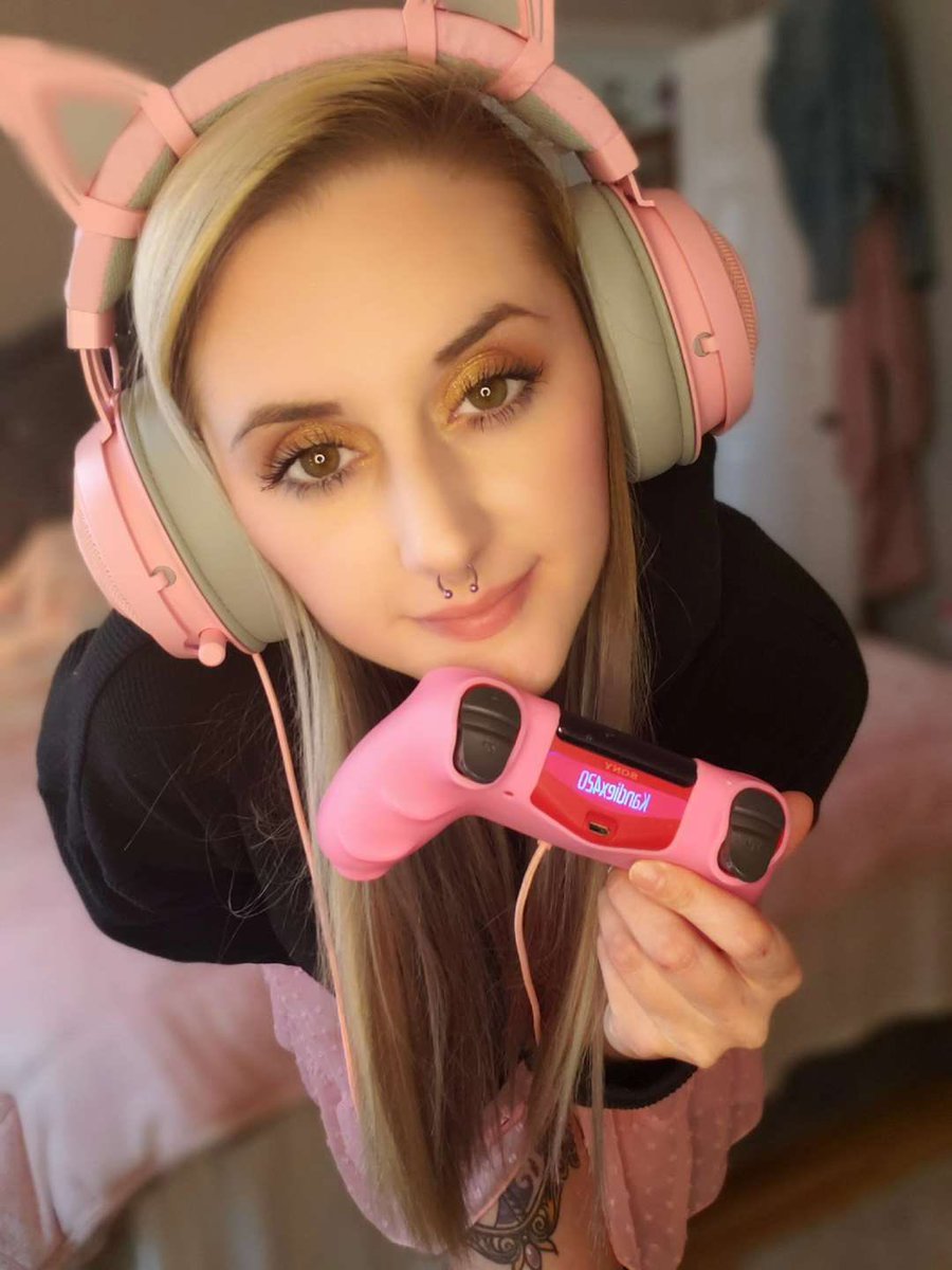 kenya_kitten's tweet photo. New stuff coming to my #onlyfans tonight. Be ready to watch #gamergirl #onkyfangirls https://t.co/32OU44q0vw free to sub https://t.co/Leur4ejA1K