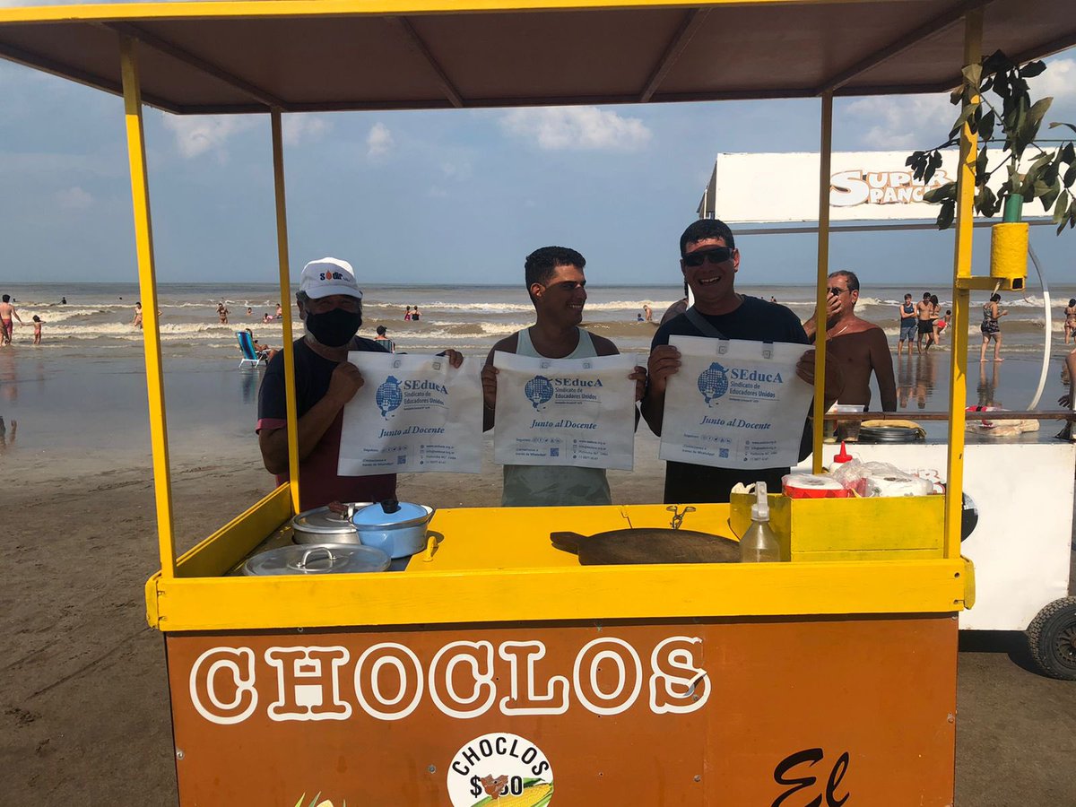 LancioniFacundo's tweet photo. Siguiendo con la campaña de concientizacion ambiental ♻️ en La Costa, ahora recibieron las #ecobolsas de @SeducaSindicato los vendedores playeros 🏖 .

En el mes mundial de la #EducacionAmbiental, continuamos creando conciencia. #SeducaVerano☀️

#Educación + #Ambiente = #SEducA https://t.co/r41130SctQ
