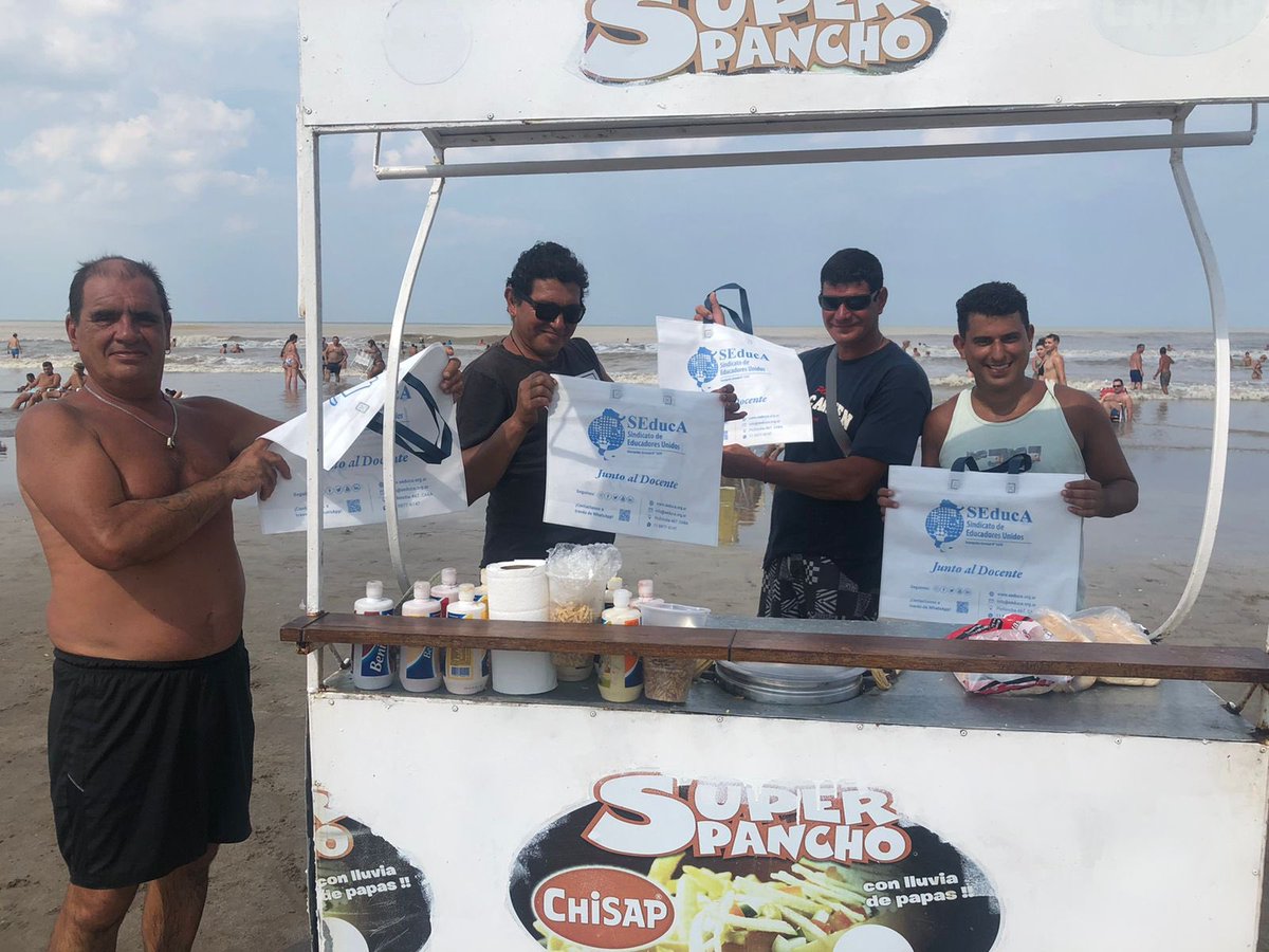 LancioniFacundo's tweet photo. Siguiendo con la campaña de concientizacion ambiental ♻️ en La Costa, ahora recibieron las #ecobolsas de @SeducaSindicato los vendedores playeros 🏖 .

En el mes mundial de la #EducacionAmbiental, continuamos creando conciencia. #SeducaVerano☀️

#Educación + #Ambiente = #SEducA https://t.co/r41130SctQ