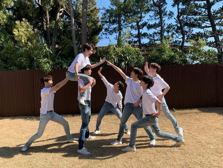 Shinywolizm's tweet photo. Bu fotoğraf WayV'nin en sevdiğim fotoğrafı. Bu fotoya baktığımda ister istemez yüzümde bir gülümseme oluyor ve her baktığımda bir şeyi hatırlıyorum WayV 7 kişiyken daha güzel ve tamamlanmış oluyor. 7 güzel bebeklerim benim💙
#威神V出道三周年快乐
#HappyWayVDay
#WayV_3rdAnniversary https://t.co/9MkD093jyR