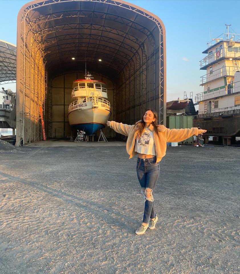 VictoriaJustice's tweet photo. Florida moments…🐊🌅🥰
P.S. sorry for the awkward finger placement mr. Alligator https://t.co/k98JBeemZ5