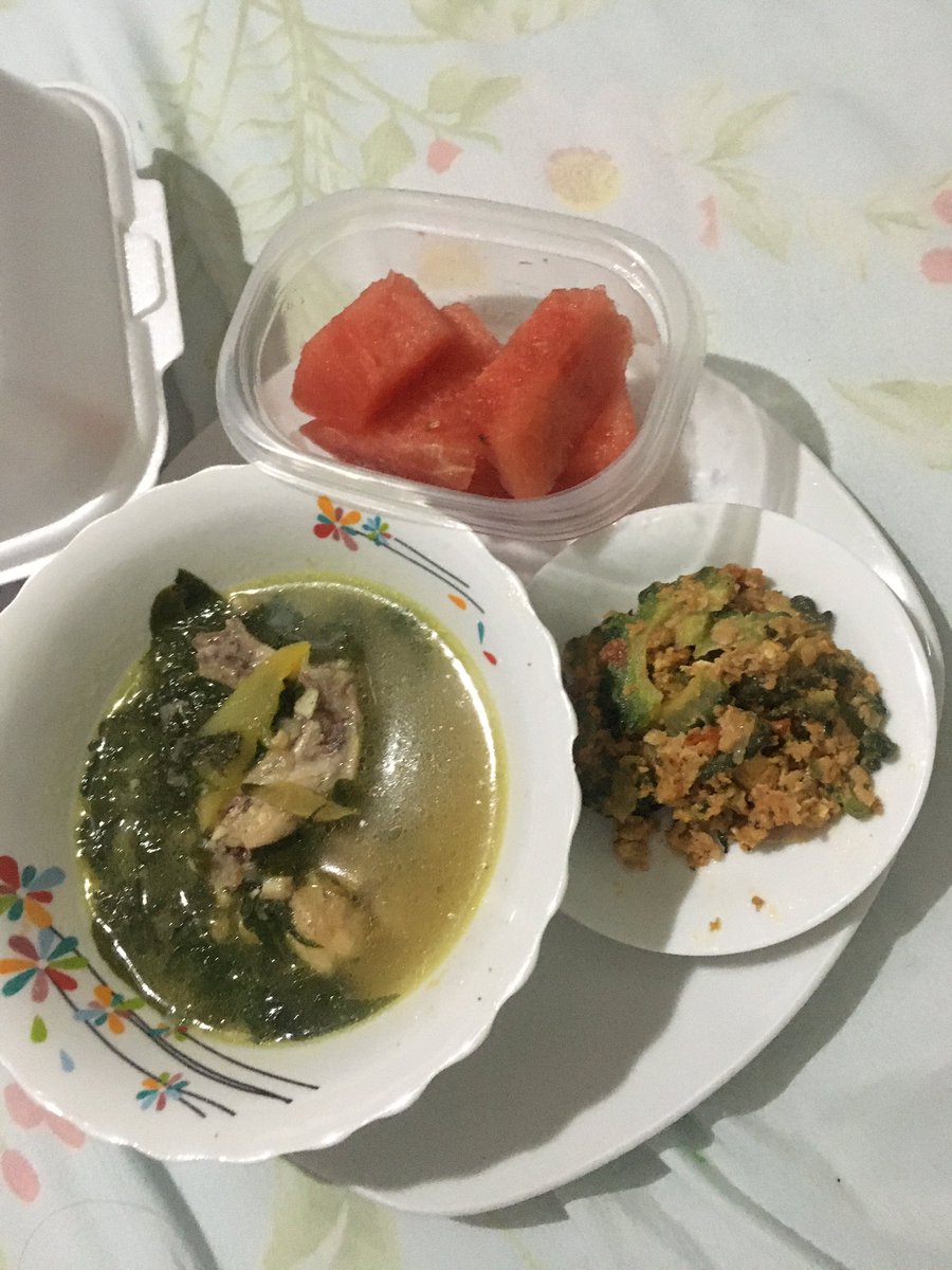 daphnoi's tweet photo. my 1st day of quarantine! ang dami kong foods😇.. thankyou sa mga nagbigay😇😇😇 https://t.co/iE8ZqT9WR0