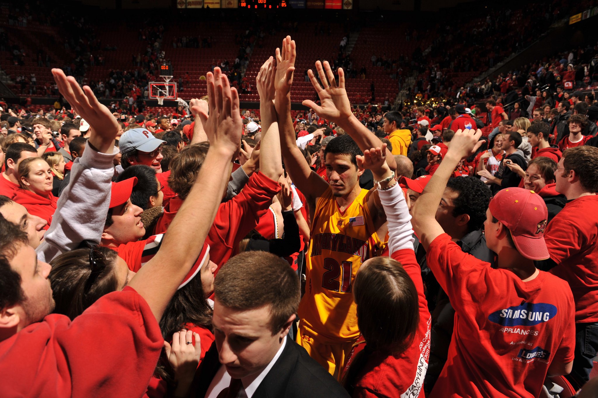 Man of the people.

Happy Birthday, Greivis Vasquez! 