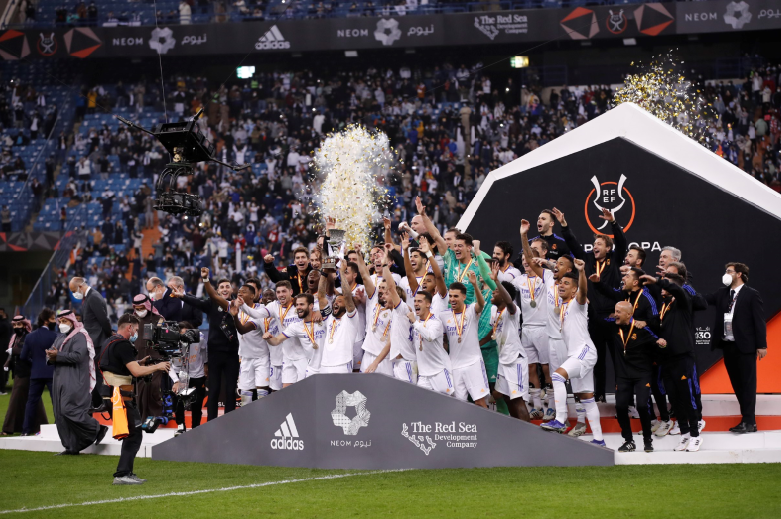realmadrid's tweet photo. 🏆✨ ¡Otro trofeo más para nuestras vitrinas!
#Supercampeones https://t.co/fAK54EQahM