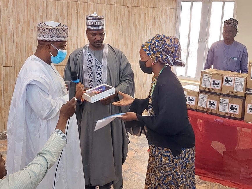 UncleAnass's tweet photo. At the closing ceremony of skills training on e-Business, Gov. @AWTambuwal tasked SOSMEDA to train 500 more; 250 young boys, 250 young girls as #2ndBatch. All the 130 #1stBatch beneficiaries got a tablet and other startup packs. It’s #TambuwalOClock🕰 https://t.co/CfRVB2Ywnw