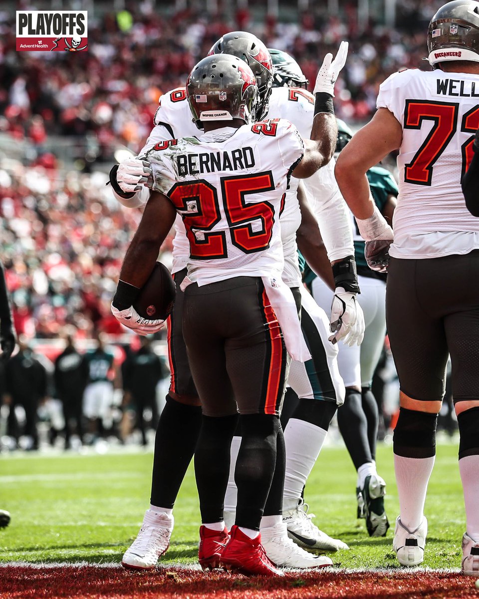 TarHeelsFB's tweet photo. Thatโs right!! #RunGioRun
@G_Bernard25 is out there #BALLIN for TBโs @Buccaneers to beat the @Eagles
#NFLplayoffs
#GoHeels https://t.co/ryqWIxbTxr