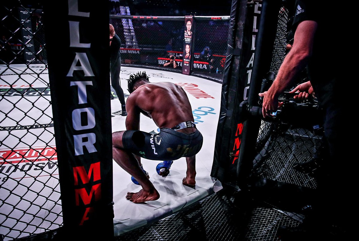Biyongmma's tweet photo. Vous voyez une cage, je vois un monde parallèle. un lieu où la notion de temps prend un tout autre aspect, où concentration et vivre le présent trouvent tout leur sens. Un endroit où je peux goûter un sentiment de liberté.
.
#hemlè #teamhemlè #ufdgym #bellator #calibiansm https://t.co/h1gQdU10ao