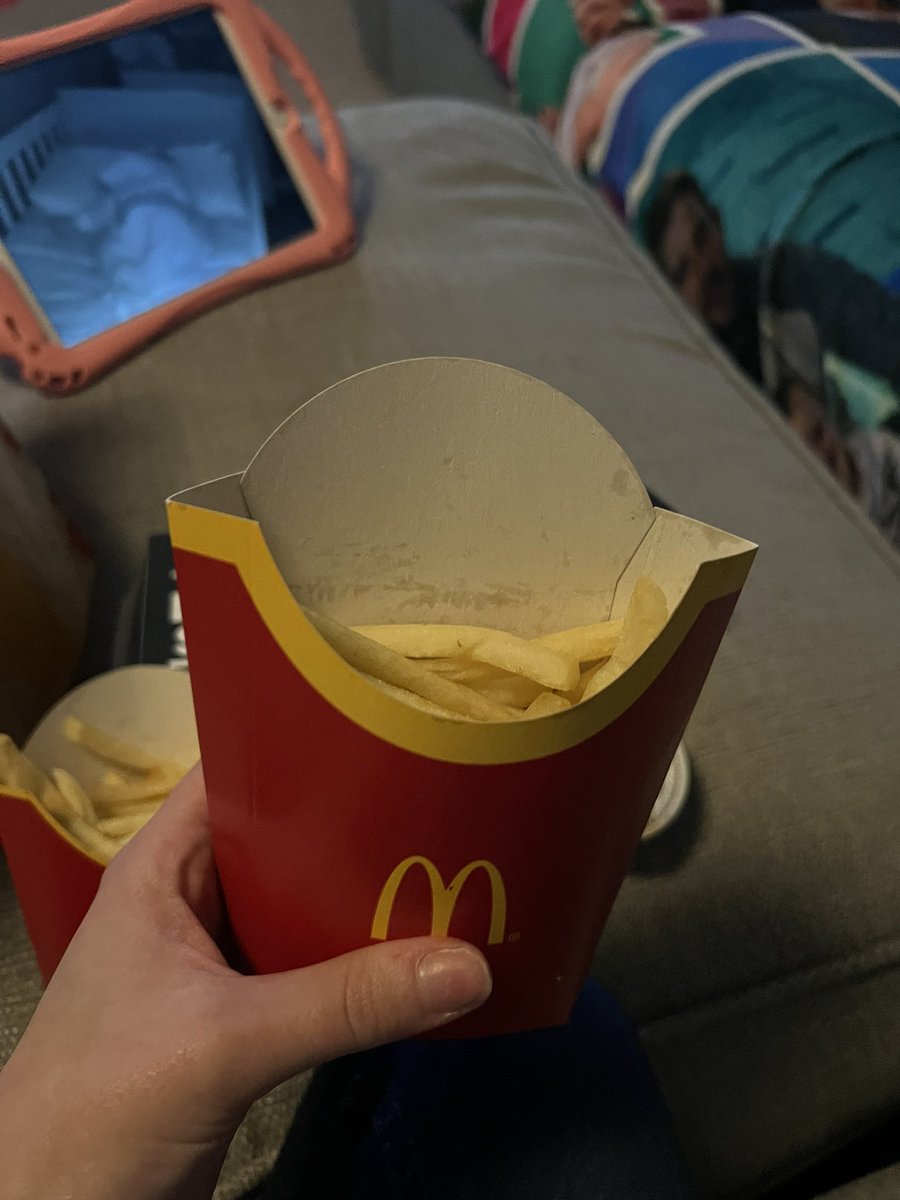 NOVAIVLOUISE's tweet photo. I’m bored of this McDonald’s. This is apparently a large. My medium wasn’t full either and that had more in!! @McDonaldsUK https://t.co/N9faEPJleh