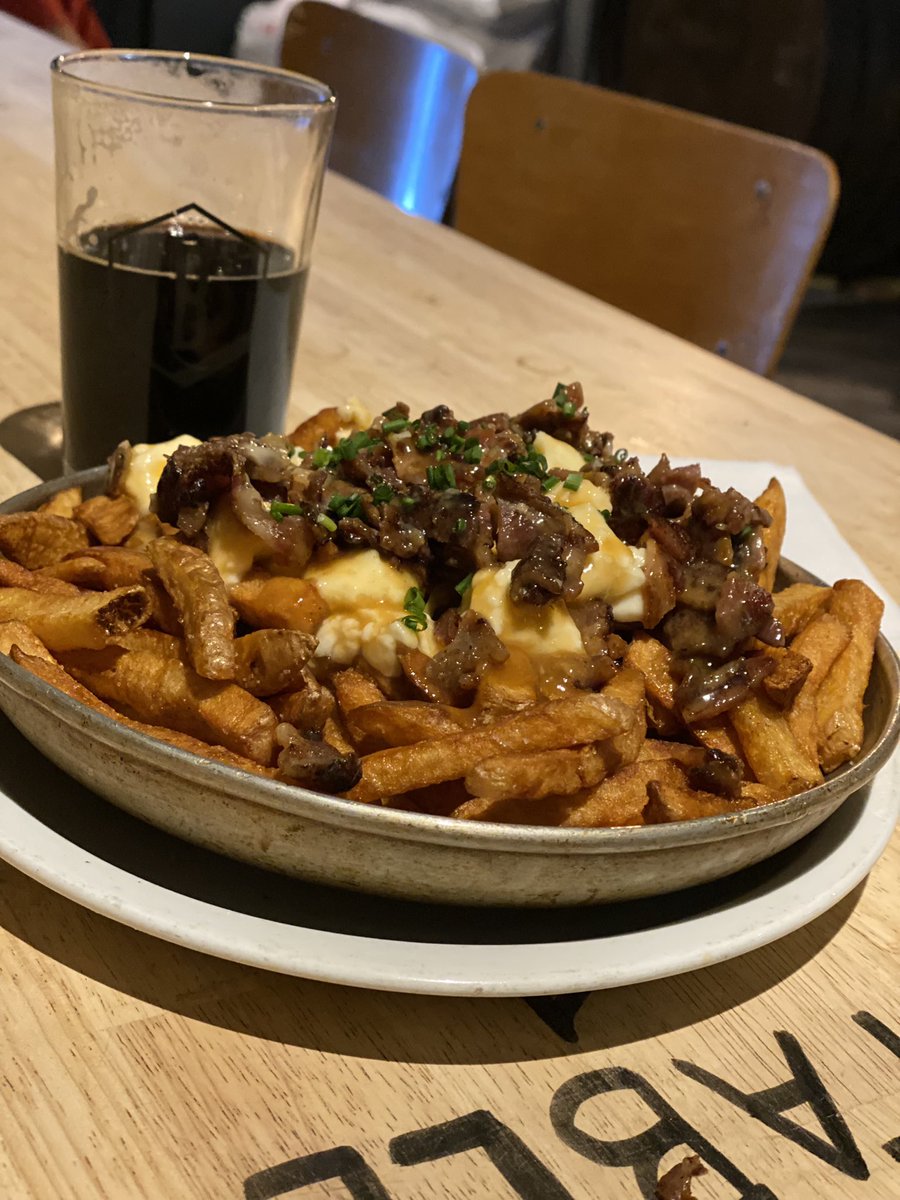 Mordumagazine's tweet photo. Sinon à part ça j’ai testé poutine + Black IPA à Montpellier @labarbotemtp pourquoi ça va bien ? Frites + sauces + fromage + gras + torréfié + amers feuillus = 👍 #bieresetmets  #blackipa #bierelocale #craftbeer #lieudebiere #beerandfood https://t.co/6rGX8Lfu3S