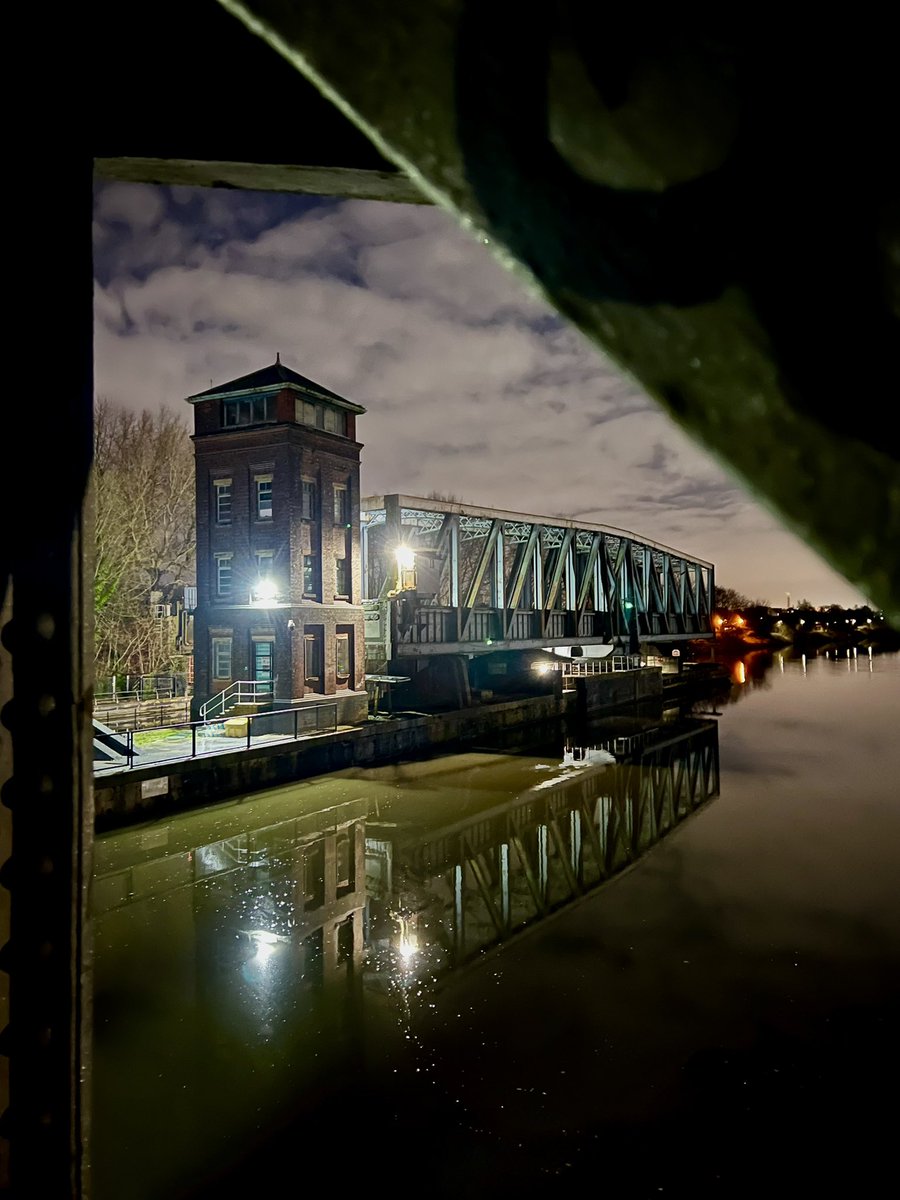 WorsleyInfo's tweet photo. An Incredible feat of engineering right on our doorstep, Barton Swing Bridge and Aqueduct looking awesome in the dark. https://t.co/t1r1e9pgDD