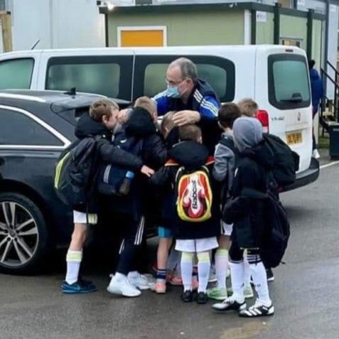 Un entrenador es mucho más que un entrenador. Es un formador de valores, de principios, de reflexiones, de opiniones y de ideas. Influye de manera marcada en un universo amplio de personas.