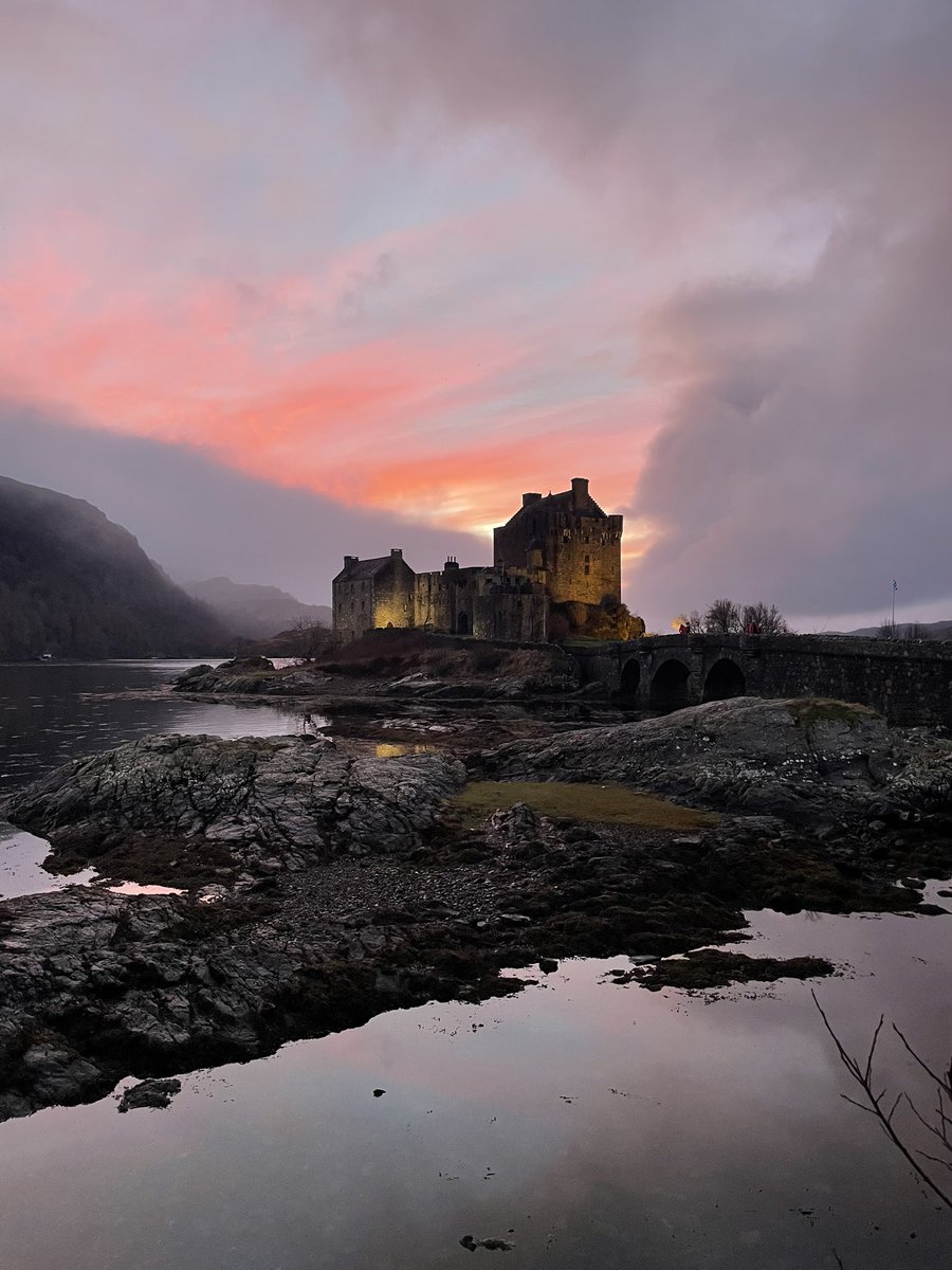 CasCasG's tweet photo. Just back from Skye, on the way I drove past Eilean Donan Castle. I only got a quick glance and thought…I need to turn back! How beautiful to catch it like this 😍 @VisitScotland https://t.co/jYHqL8jKRX