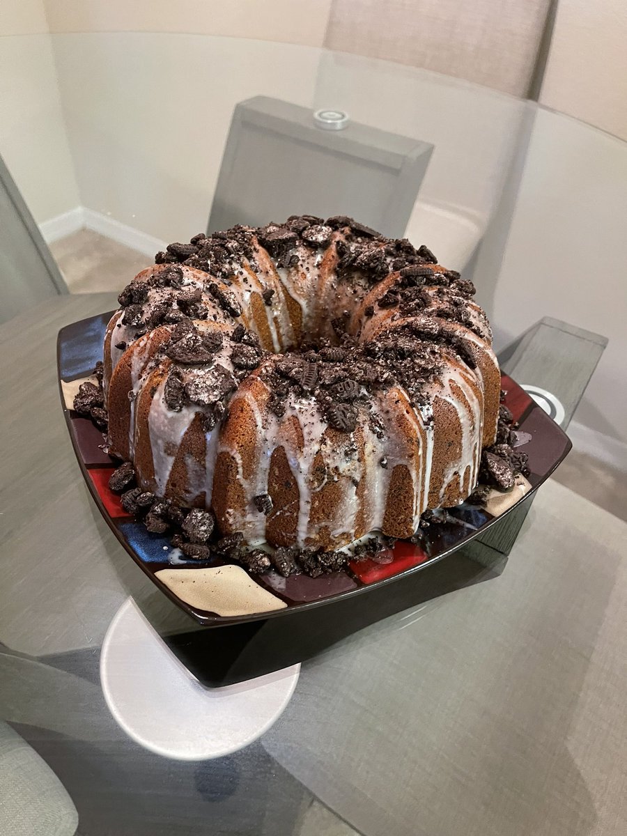TeiraMonika's tweet photo. Just made this Oreo pound cake 😋 #shecanbake https://t.co/hBLe3jo9Hl