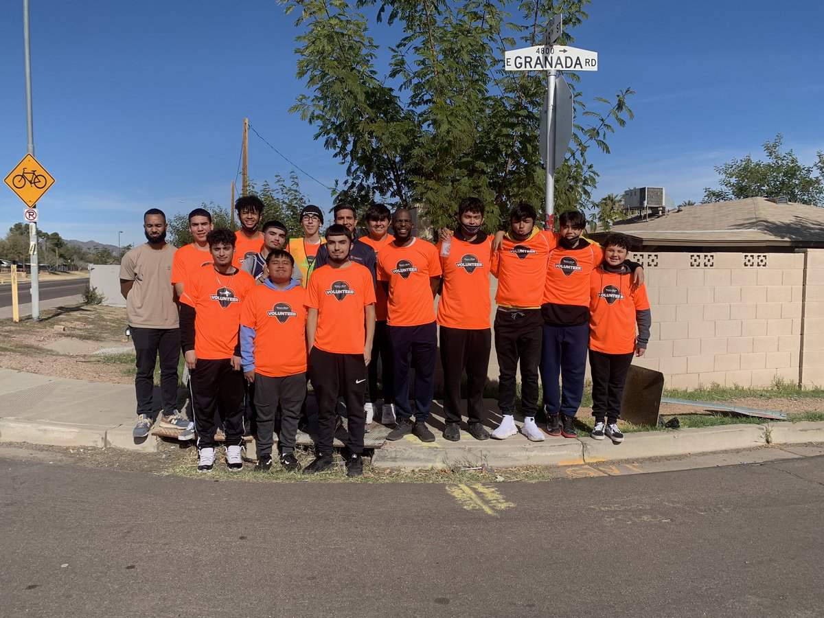 MetroTechBball's tweet photo. We had a great time working the water station for the @RunRocknRoll marathon! Great bonding experience for us. https://t.co/6a7HsK3zXO