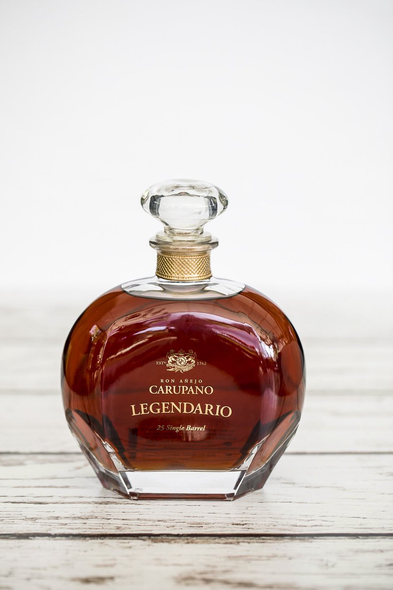 Ron Carúpano Legendario es caracterizado por su sublime untuosidad en boca y sus recuerdos a quesillo, tofi y crema de coco. 

¿Qué otros sabores has identificado al probar #ElMejorRonDelMundo? 🥃