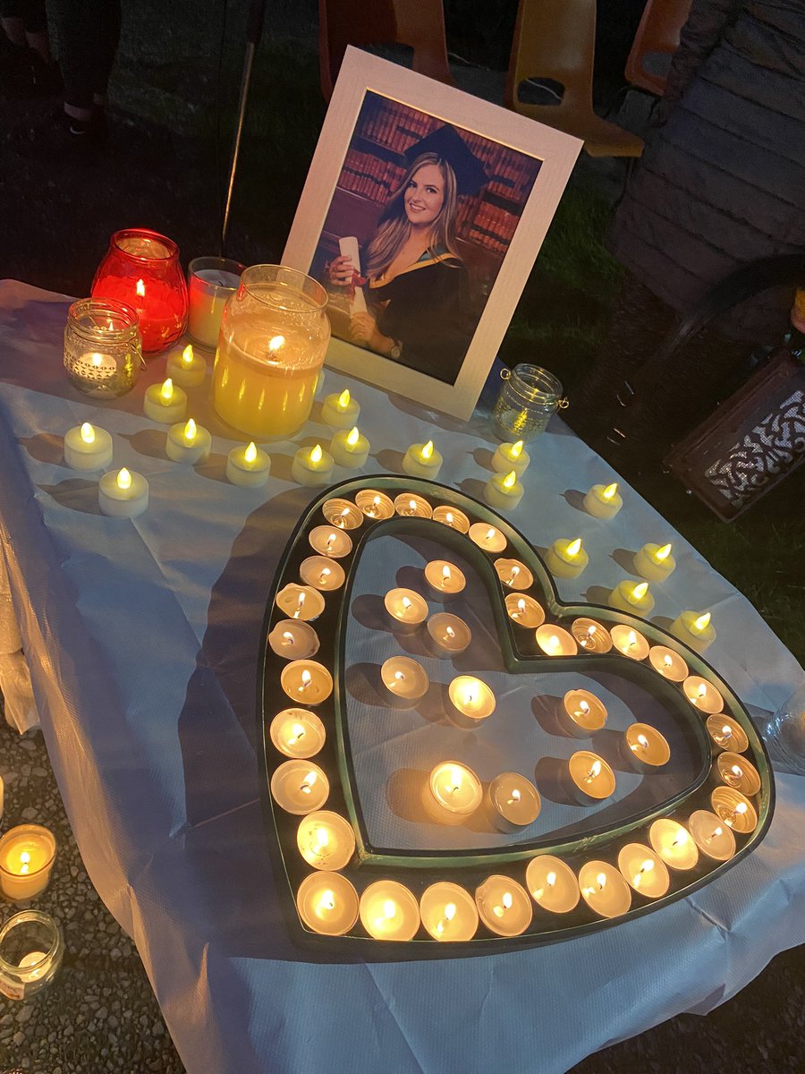 sile_scanlon's tweet photo. Vigil this evening for Ashling Murphy 💜 Thoughts&Prayers with all of her family, friends, team mates, students& community ❤️🕯
#StColmans https://t.co/1FZwwNxwhO
