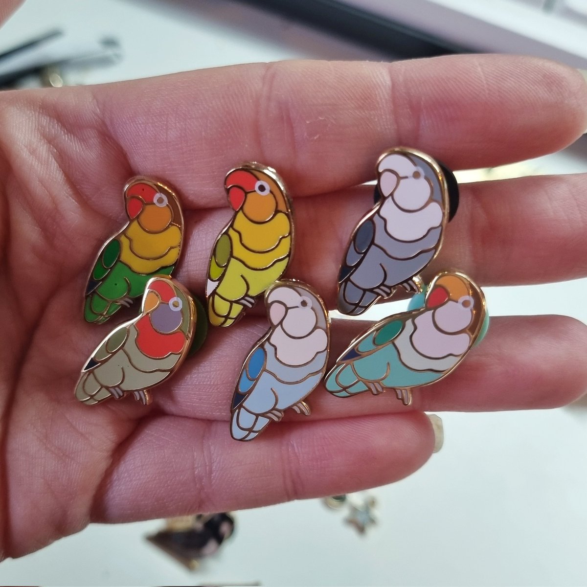 When I started pin making, it was my goal to be able to represent everyone's pet birb. I think I'm well on the way with my lovebirds!

They are up on my Etsy &amp; ready to fly to their new homes 🤗💚