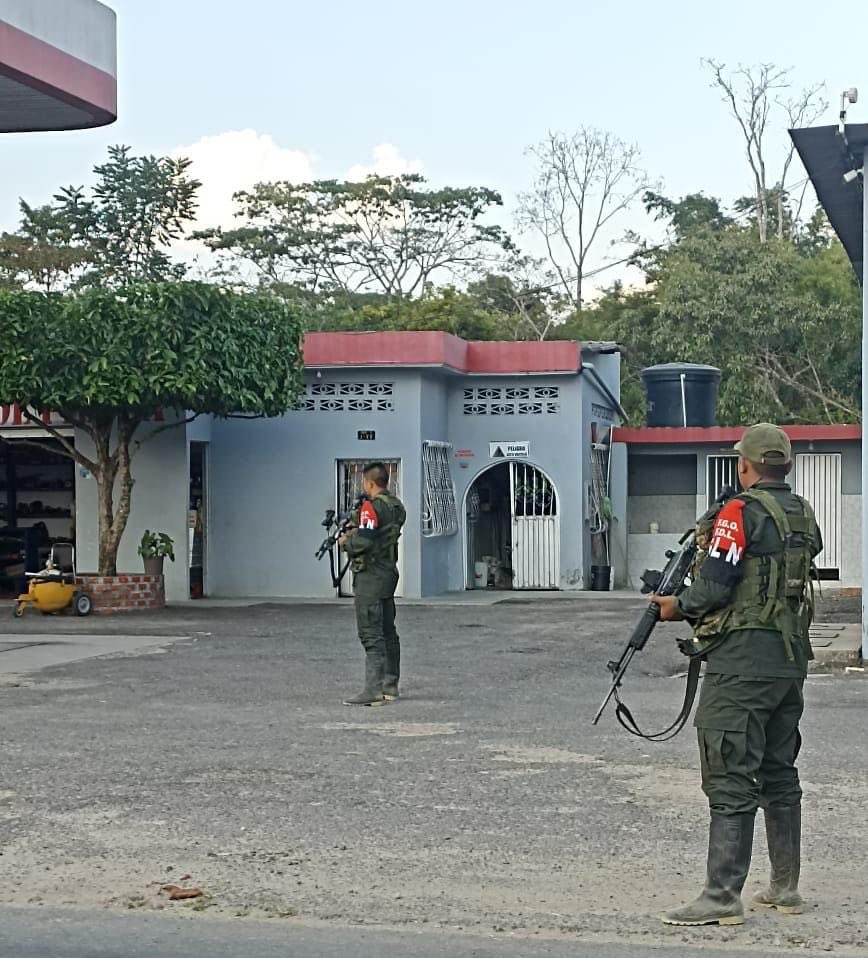 MCamilaOrozco's tweet photo. A esta hora, en el caserío La Esmeralda, de Arauquita, Arauca, el ELN se pavonea en las calles. 

El Pte. Duque está a 1 h 15 min., entregando “equipos para fortalecer la seguridad” en la región. https://t.co/rEMrNUFf5G