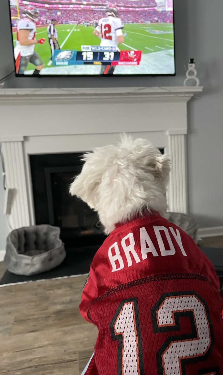 When my Brady watches the GOAT take down the eagles…Sunday FUNday <a href="/TomBrady/">Tom Brady</a> ❤️🏈🐐💪👊