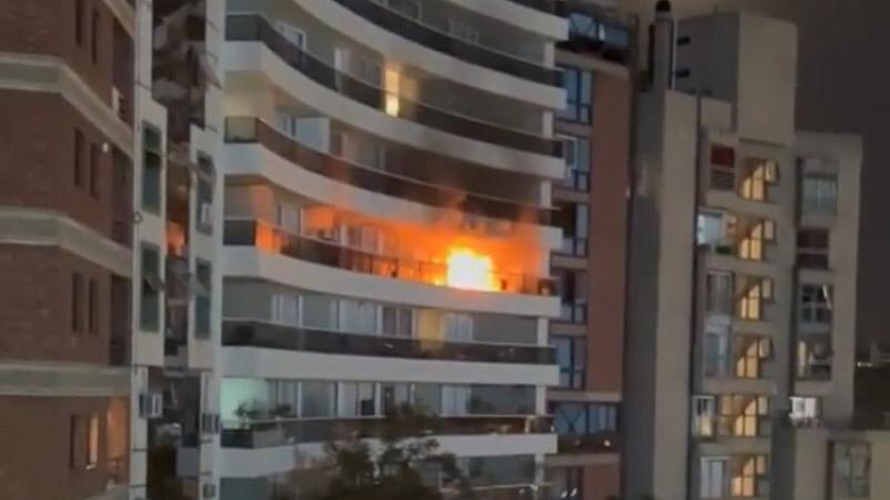 ElDoce's tweet photo. #AHORA | Se incendia un departamento frente al Patio Olmos >> https://t.co/VZcptuI7hy https://t.co/hW7rEyxFf1