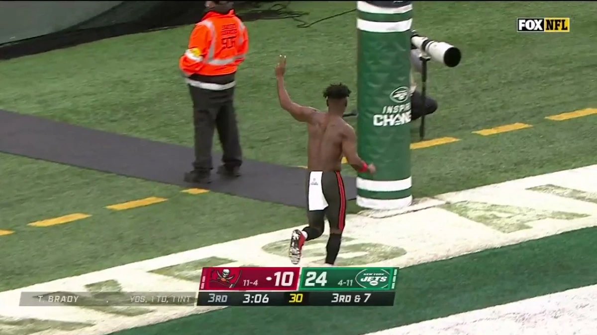 FunGuyBurner's tweet photo. The refs after saying “The Game is over”, at the end of the Dallas Cowboys game 😂 #DALvsSF https://t.co/OuGlEHQkoG