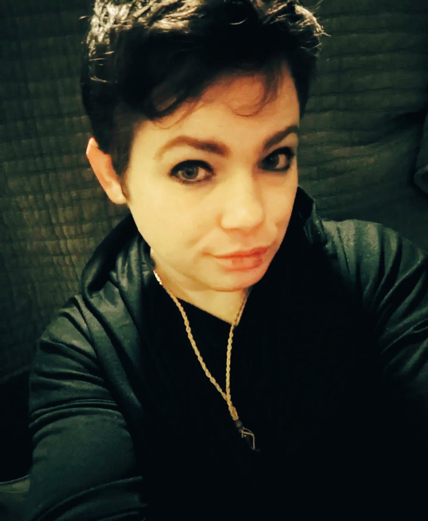 liminaljuniper's tweet image. I want to be incredibly hot but I'll settle for tragically beautiful with extremely kissable lips 😘