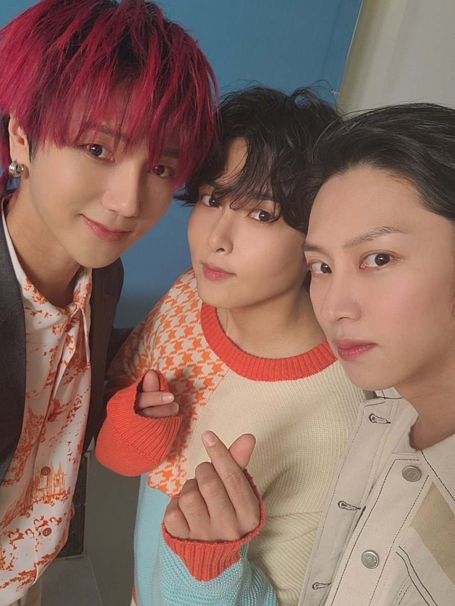 Nativid47138354's tweet photo. Singing #Yesung,  Gazing Yesung, Smirking Yesung, but ultimately, Happy Yesung with his beloved #SJFamily #예성 https://t.co/fx8UEtXE9P