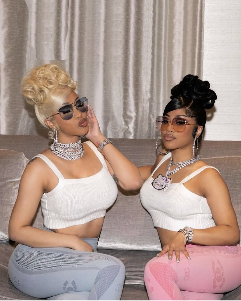 Nova imagem de Cardi B e sua irmã Hennessy, via instagram.