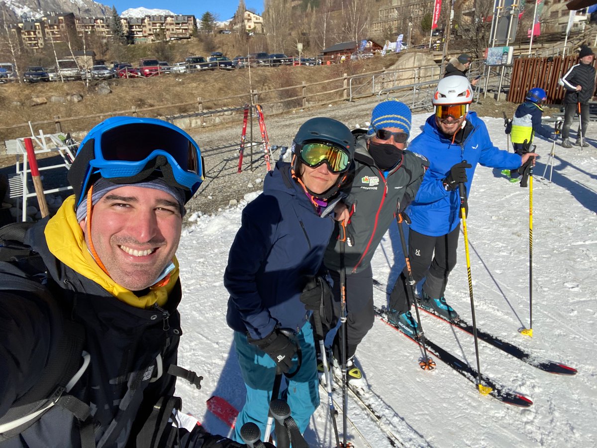 Empezamos <a href="/mrescateunizar/">mrescateunizar</a> con muchísimas ganas, con mucho trabajo por delante y con un fin de semana intenso de esquí que ya ha hecho que el máster valga la pena.

Foto: uso de arva (dispositivo de localización de víctimas en aludes)

<a href="/SEMESmontana/">SEMES-montaña</a>